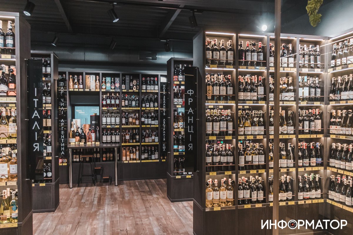 В Днепре магазин "Библиотека вина" обвиняют в "захвате тротуара": как все обстоит на самом деле 11