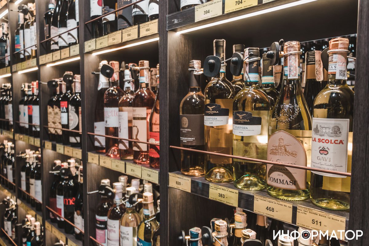 В Днепре магазин "Библиотека вина" обвиняют в "захвате тротуара": как все обстоит на самом деле 12