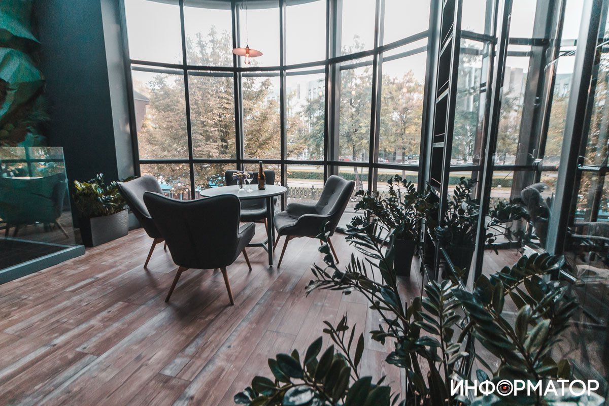 В Днепре магазин "Библиотека вина" обвиняют в "захвате тротуара": как все обстоит на самом деле 13