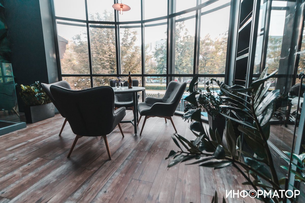 В Днепре магазин "Библиотека вина" обвиняют в "захвате тротуара": как все обстоит на самом деле 14