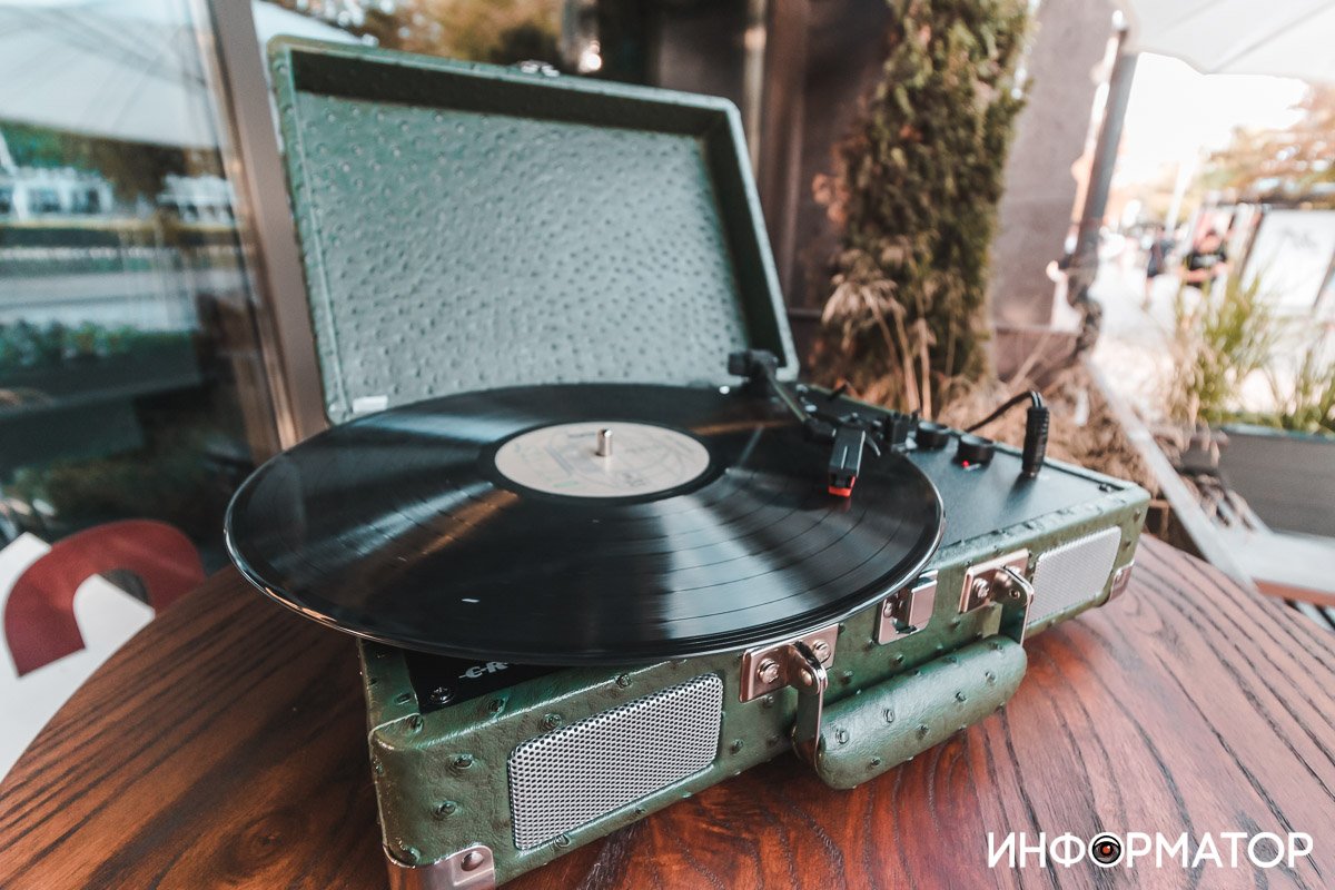 В Днепре магазин "Библиотека вина" обвиняют в "захвате тротуара": как все обстоит на самом деле 15