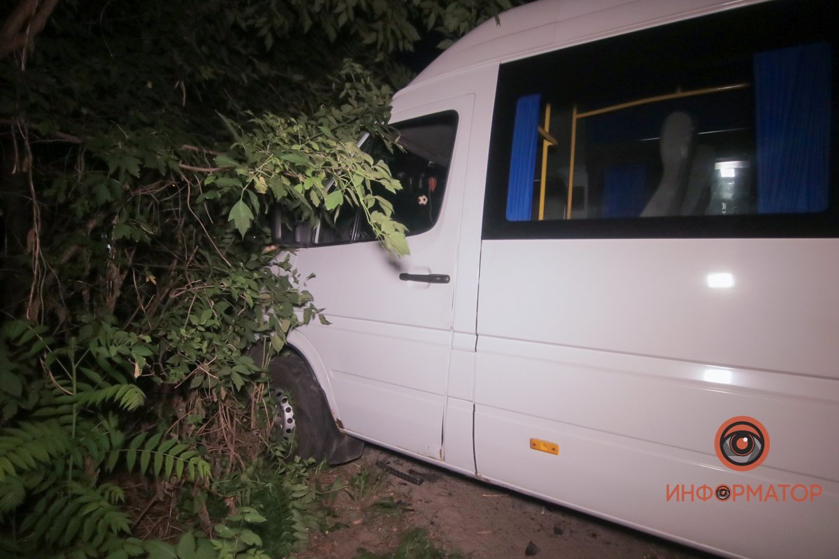 В Днепре на Гвардейской Mercedes врезался в Suzuki и вылетел на обочину: пострадало 2 человека 1