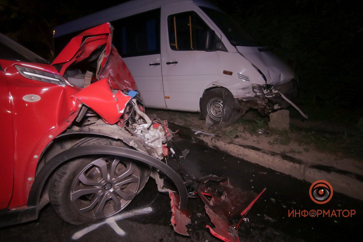 В Днепре на Гвардейской Mercedes врезался в Suzuki и вылетел на обочину: пострадало 2 человека 2