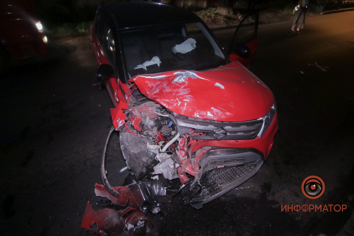 В Днепре на Гвардейской Mercedes врезался в Suzuki и вылетел на обочину: пострадало 2 человека 4
