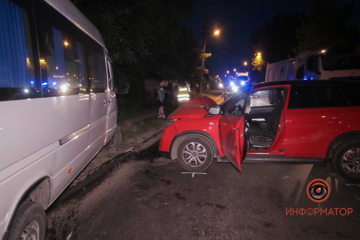 В Днепре на Гвардейской Mercedes врезался в Suzuki и вылетел на обочину: пострадало 2 человека 5