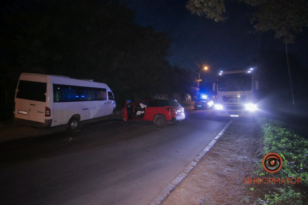 В Днепре на Гвардейской Mercedes врезался в Suzuki и вылетел на обочину: пострадало 2 человека 6