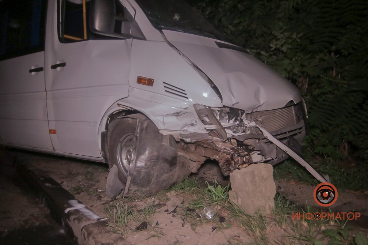 В Днепре на Гвардейской Mercedes врезался в Suzuki и вылетел на обочину: пострадало 2 человека 7