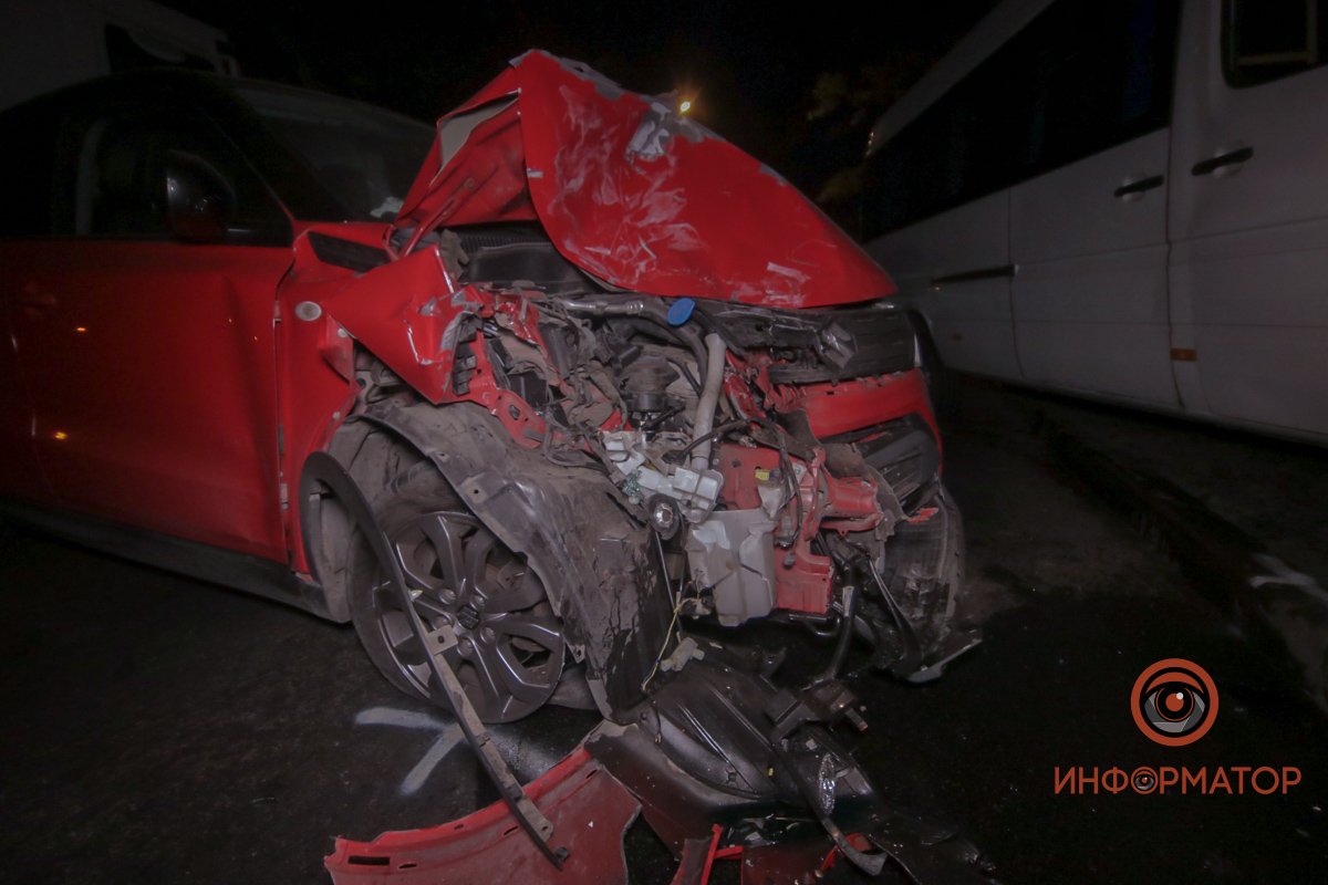 В Днепре на Гвардейской Mercedes врезался в Suzuki и вылетел на обочину: пострадало 2 человека 8