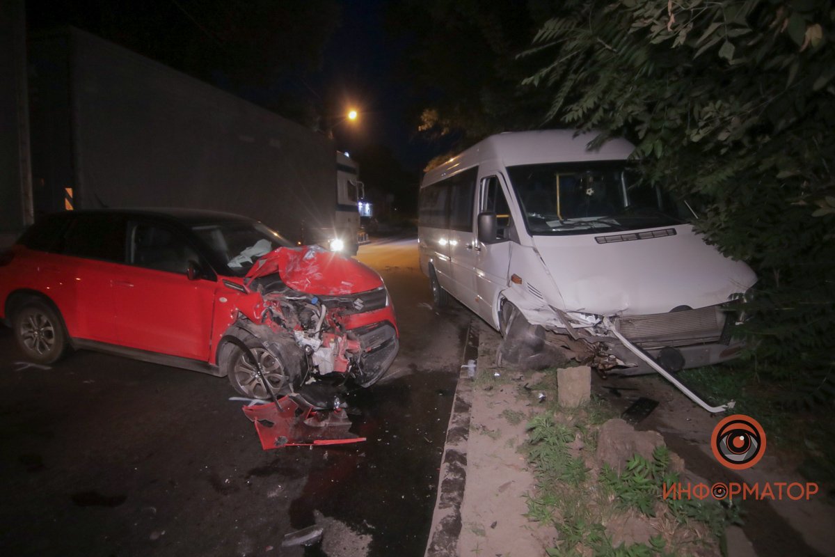 В Днепре на Гвардейской Mercedes врезался в Suzuki и вылетел на обочину: пострадало 2 человека 9