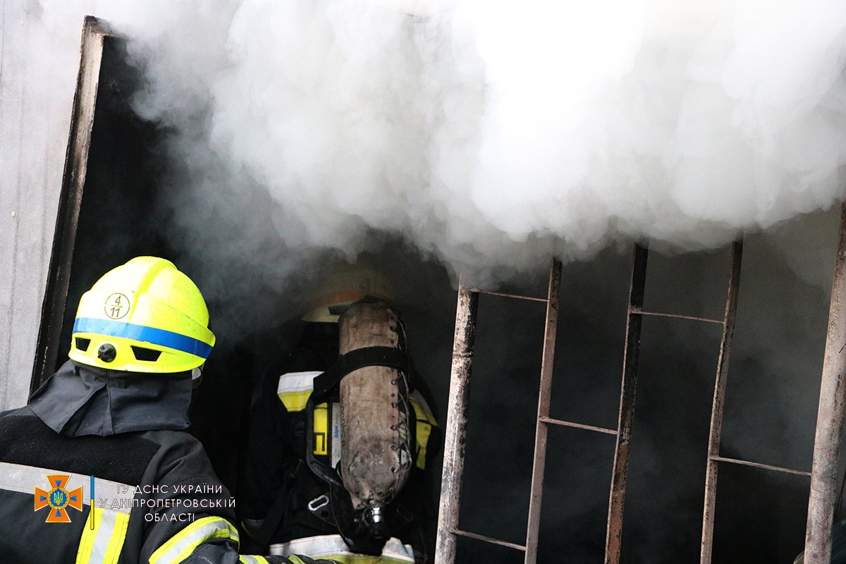 В Днепре на Шолохова горели 2 металлических здания В Днепре на Шолохова горели 2 металлических здания