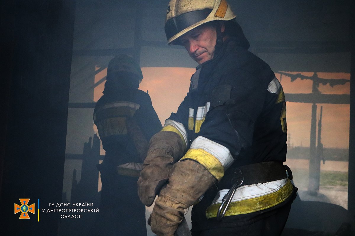 Огонь повредил внутреннюю облицовку стен и мебель Огонь повредил внутреннюю облицовку стен и мебель