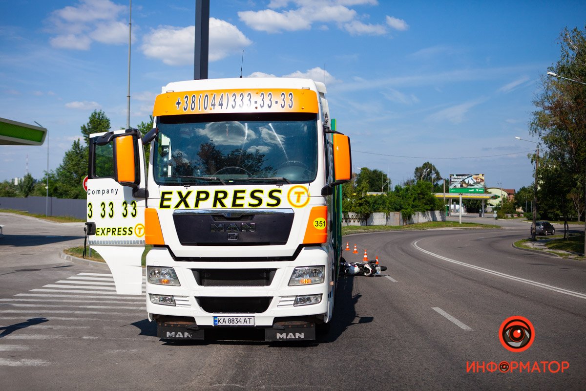 На Космической мотоцикл влетел под фуру На Космической мотоцикл влетел под фуру