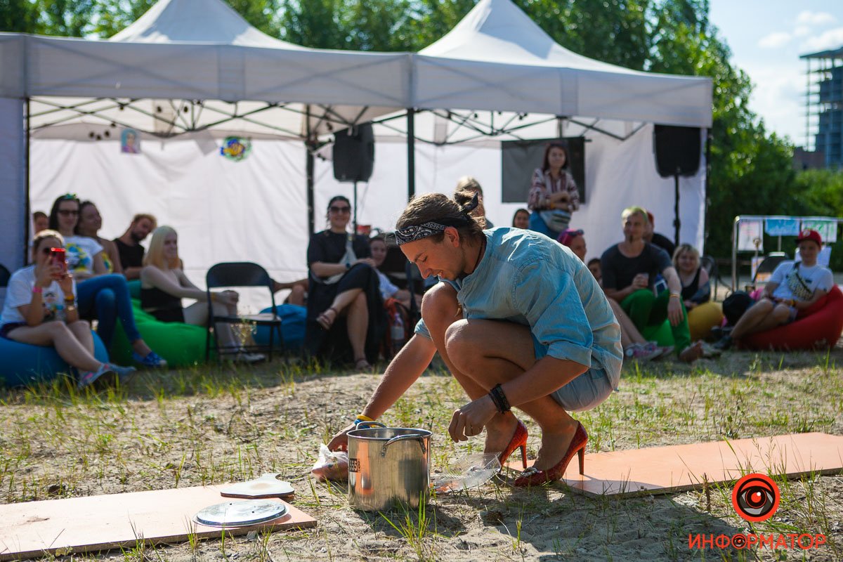 Парни не постеснялись Парни не постеснялись