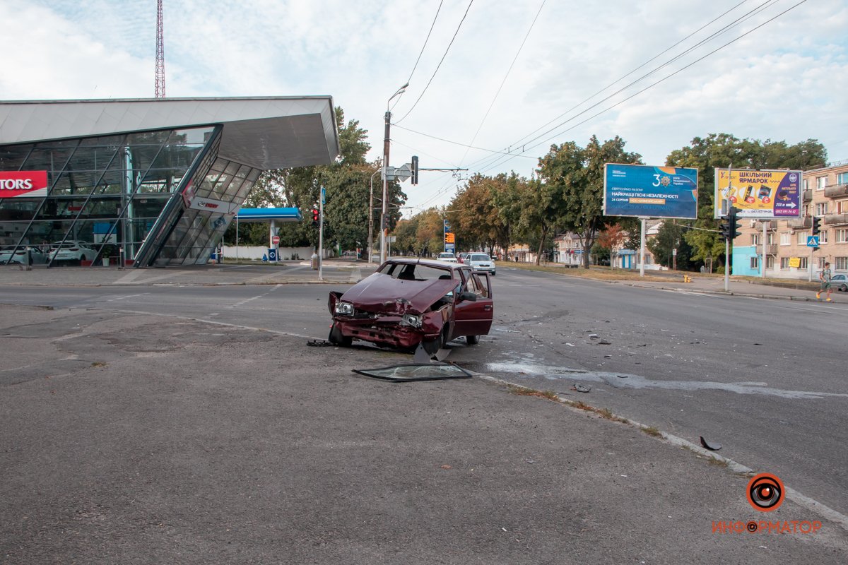 На проспекте Поля столкнулись ЗАЗ и Nissan На проспекте Поля столкнулись ЗАЗ и Nissan