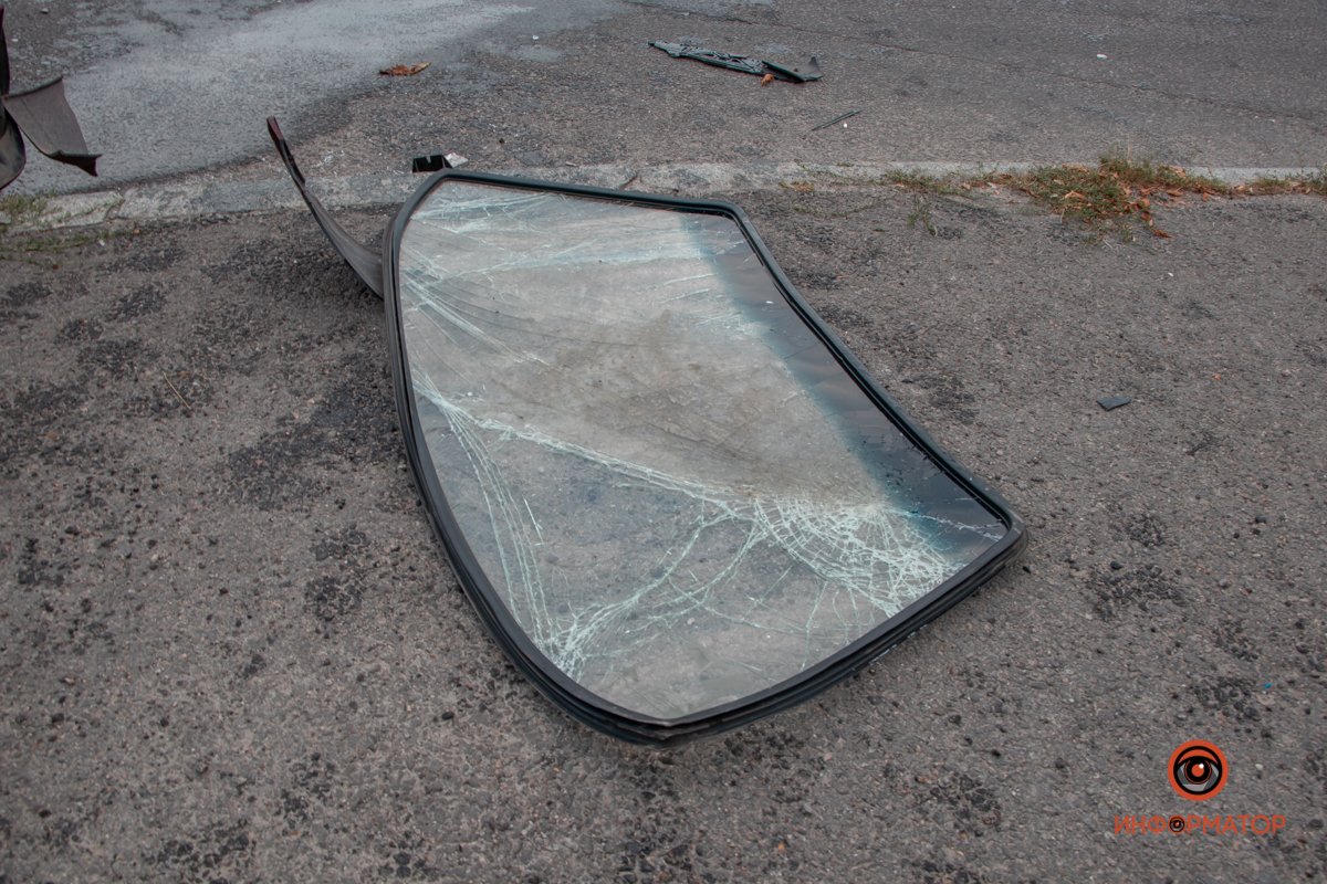 От удара у автомобиля ЗАЗ вылетело лобовое стекло От удара у автомобиля ЗАЗ вылетело лобовое стекло