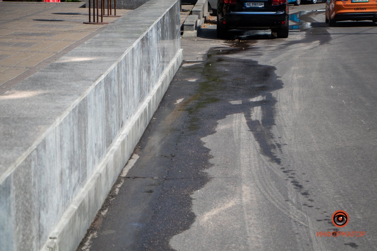 В Днепре на Баррикадной прорвало трубу В Днепре на Баррикадной прорвало трубу