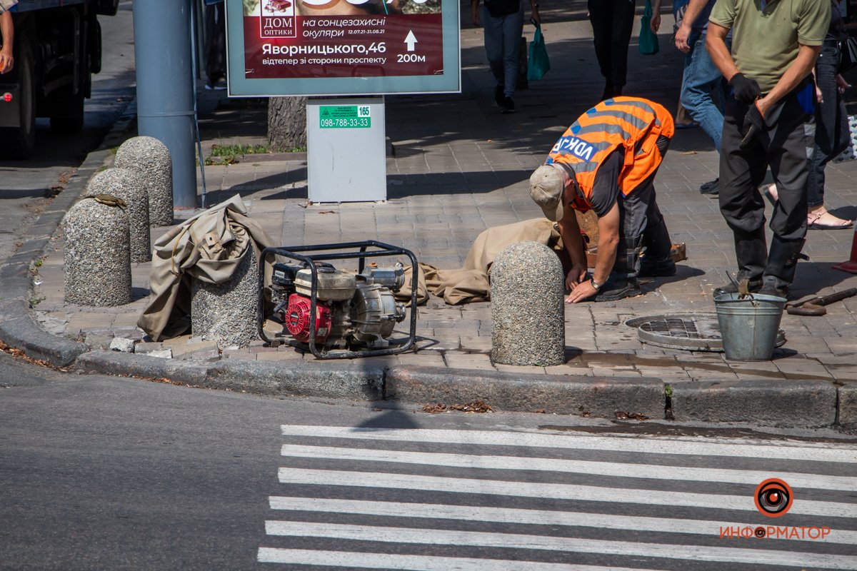 По сообщениям жителей, течь устремилась мощным потоком По сообщениям жителей, течь устремилась мощным потоком