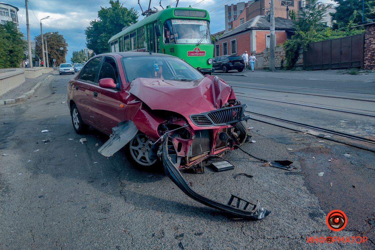 В Днепре на Чернышевского столкнулись Lanos и Mercedes В Днепре на Чернышевского столкнулись Lanos и Mercedes