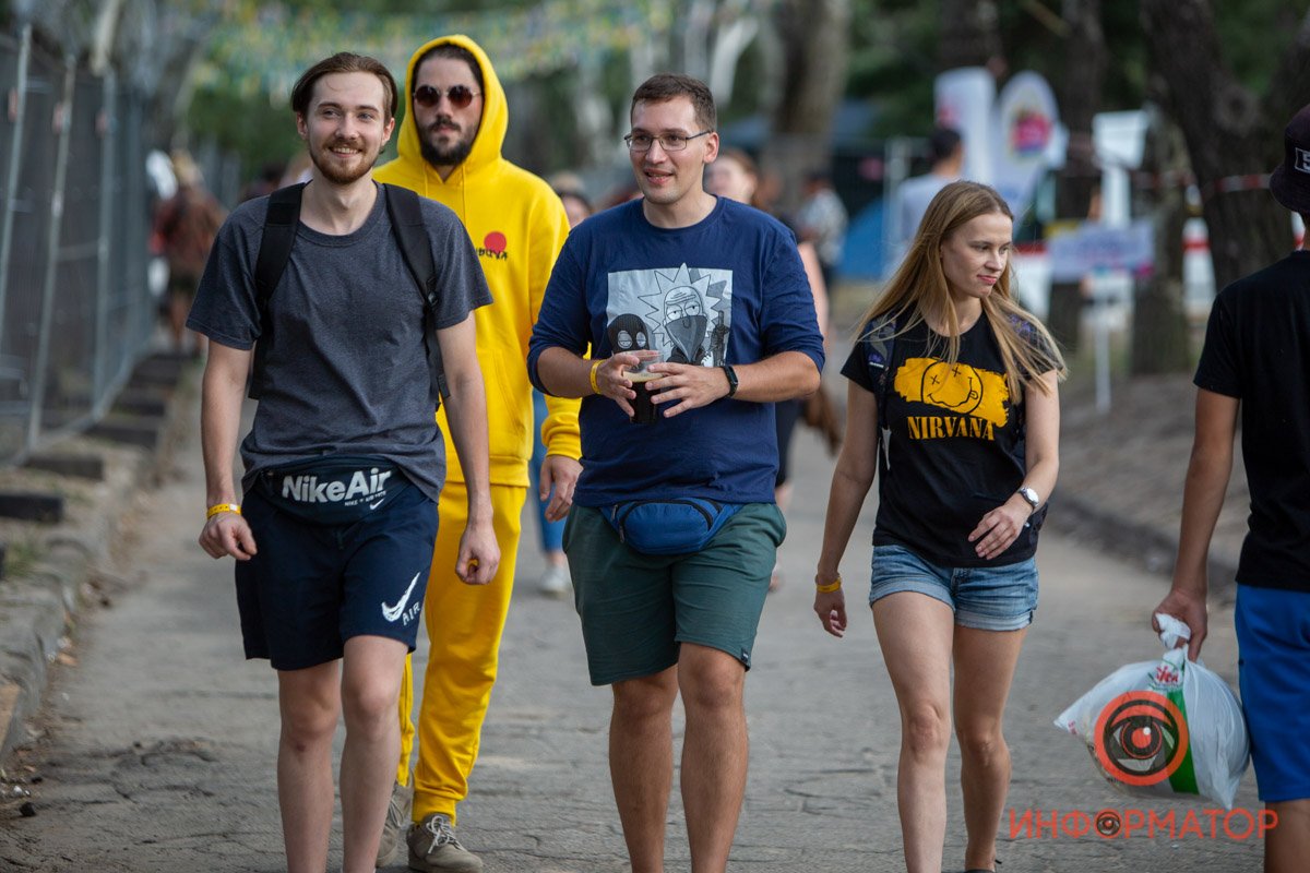С компанией веселей