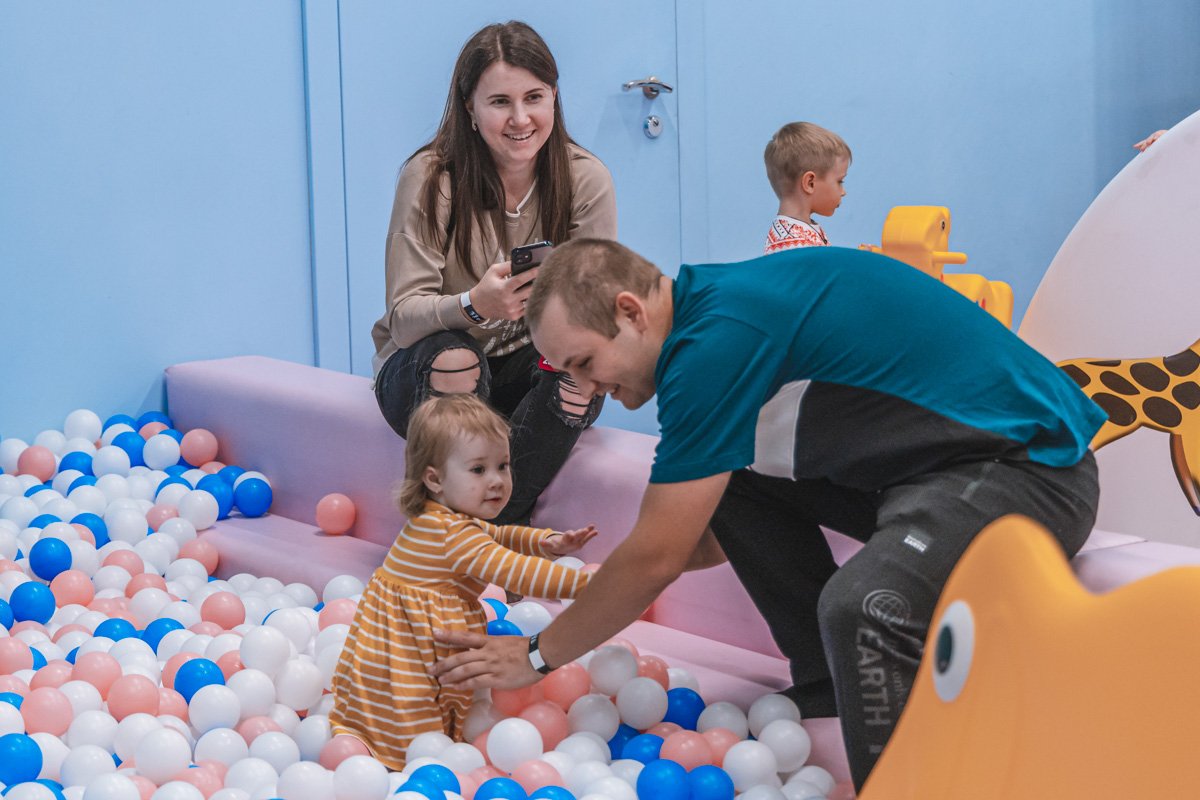 В зоне для малышей Dkids сухой бассейн с шарами, мини-горка с подсветкой, которая очень нравится детям В зоне для малышей Dkids сухой бассейн с шарами, мини-горка с подсветкой, которая очень нравится детям