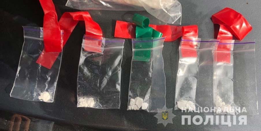 Он хранил амфетамин, таблетки экстази, свертки с марихуаной, пакеты с кокаином, метамфинамином, метадоном и мефидроном Он хранил амфетамин, таблетки экстази, свертки с марихуаной, пакеты с кокаином, метамфинамином, метадоном и мефидроном