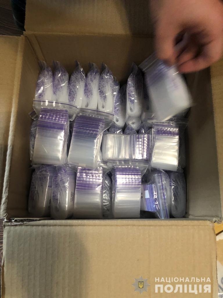 У него дома обнаружили также весы, устройство для употребления наркотиков и другие вещественные доказательства У него дома обнаружили также весы, устройство для употребления наркотиков и другие вещественные доказательства