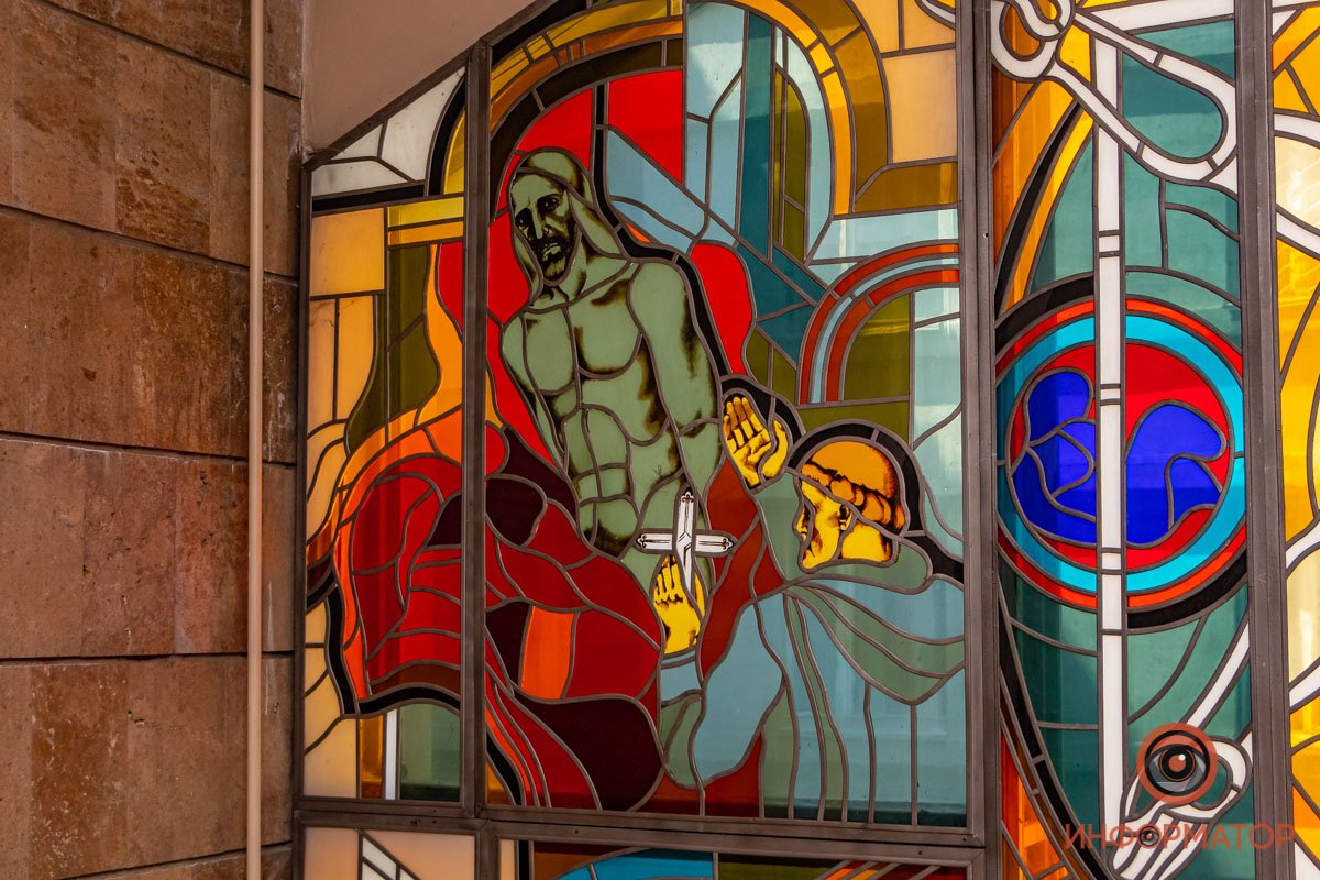 Витраж на стене Медицинской академии Витраж на стене Медицинской академии