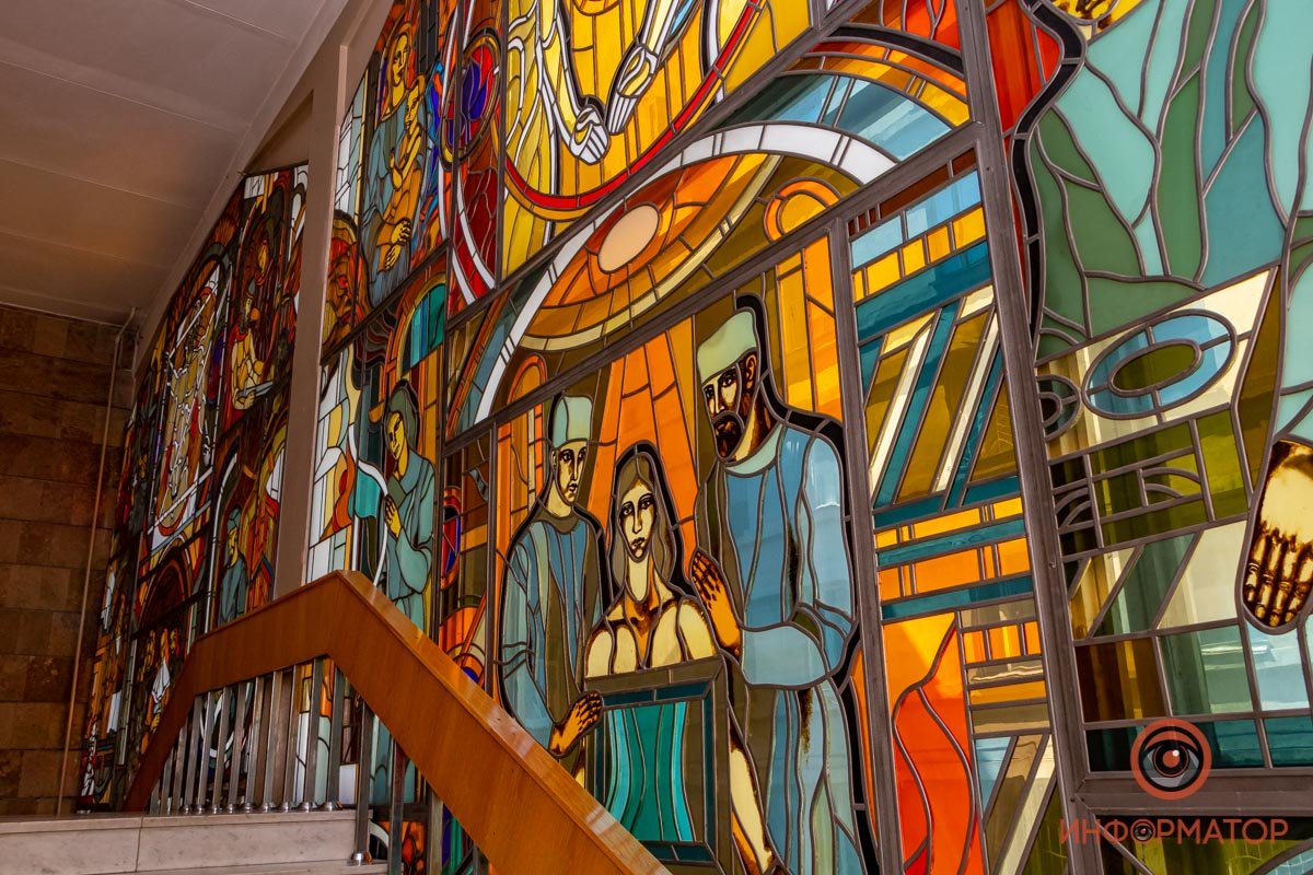 Витраж момента операции над девушкой Витраж момента операции над девушкой