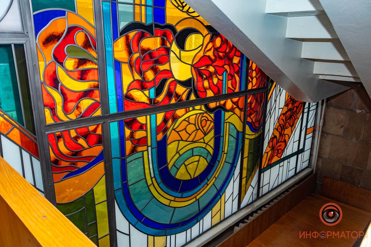 Цветочные узоры в лестничном пролете Цветочные узоры в лестничном пролете