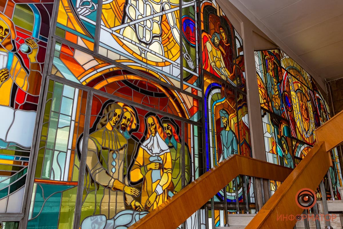 Витражи выполнены в теплых цветах Витражи выполнены в теплых цветах