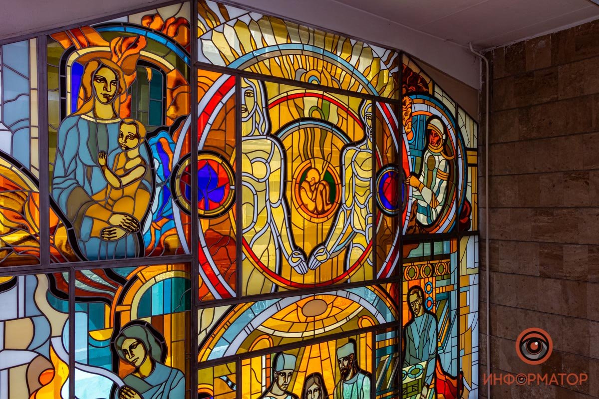 Витражи, посвященные материнству Витражи, посвященные материнству