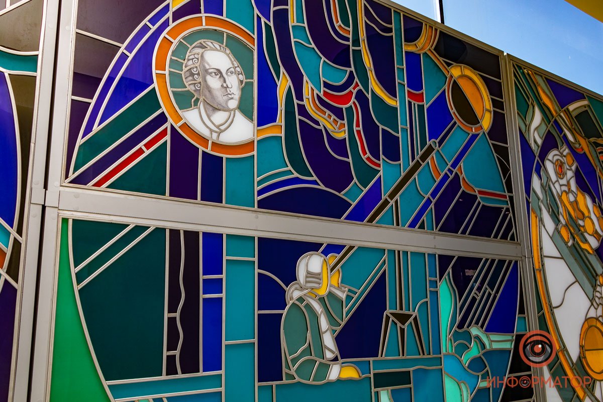 На витражах изображены ученые-астрономы На витражах изображены ученые-астрономы