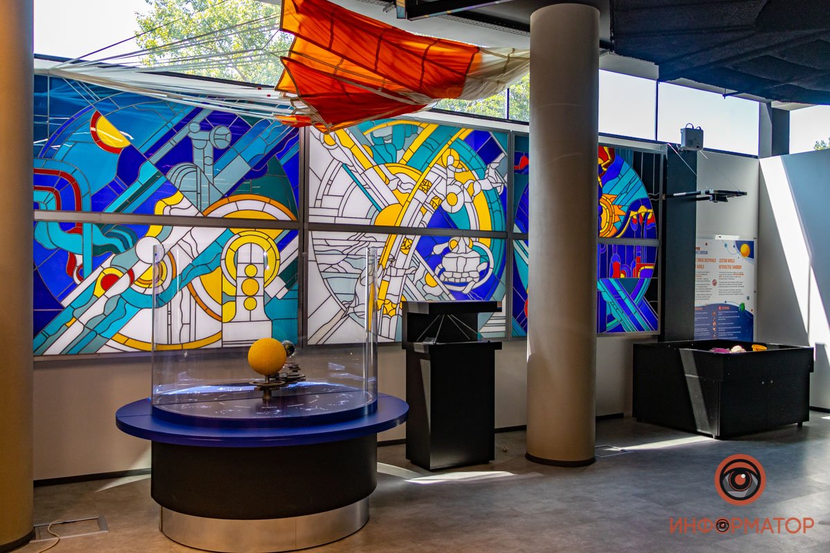 Пойти в планетарий стоит не только ради звезд, но и ради витражей Пойти в планетарий стоит не только ради звезд, но и ради витражей