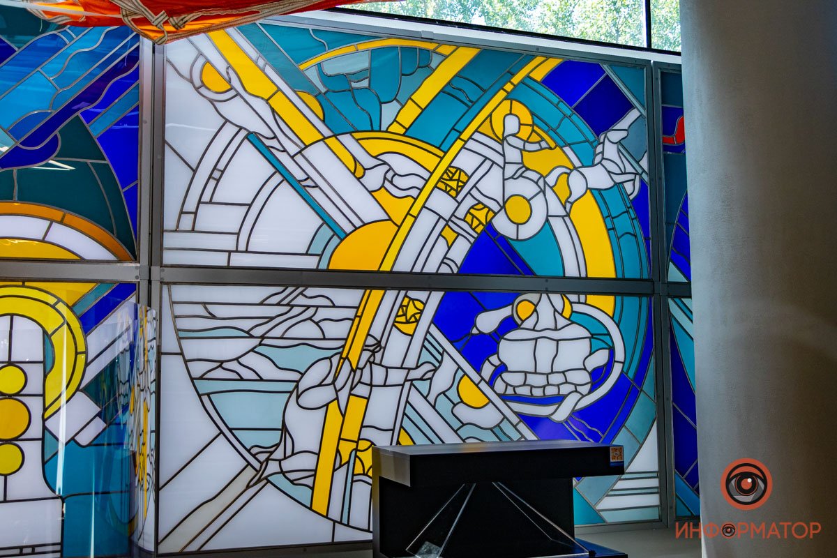 На некоторых витражах можно узнать созвездия На некоторых витражах можно узнать созвездия