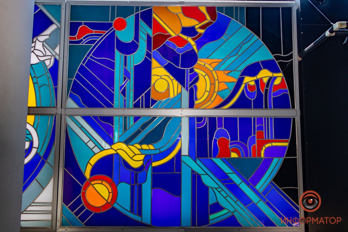 Каждое панно выполнено с элементом круга, который символизирует небо Каждое панно выполнено с элементом круга, который символизирует небо