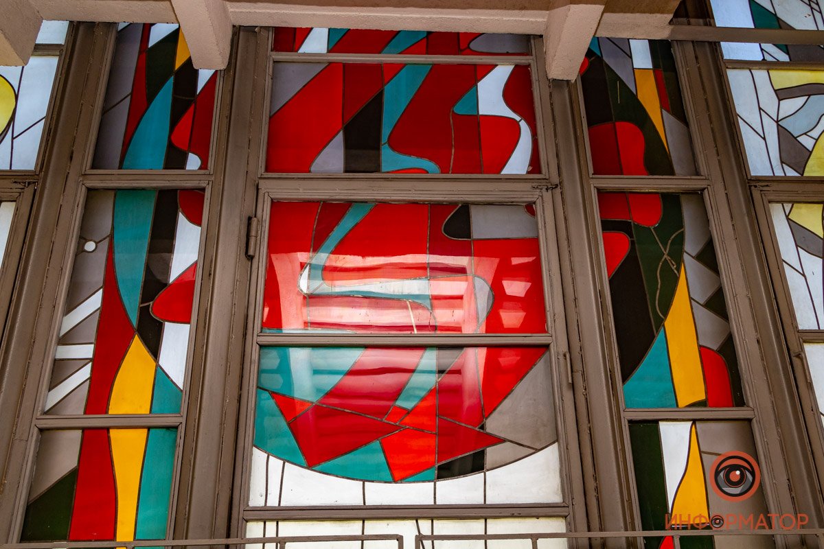 Витражи выполнены на окнах по всей высоте здания Витражи выполнены на окнах по всей высоте здания