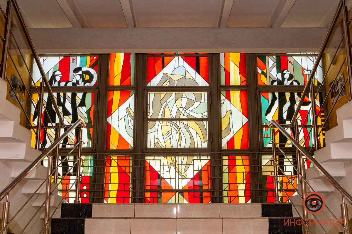 Гамма цветов — теплая, но фигуры людей выполнены темным цветом Гамма цветов — теплая, но фигуры людей выполнены темным цветом