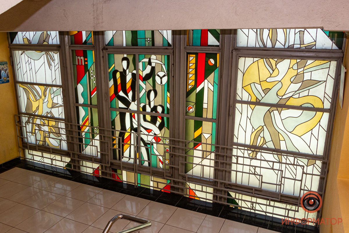 Как и на других витражах, тут преобладают четкие геометрические фигуры Как и на других витражах, тут преобладают четкие геометрические фигуры