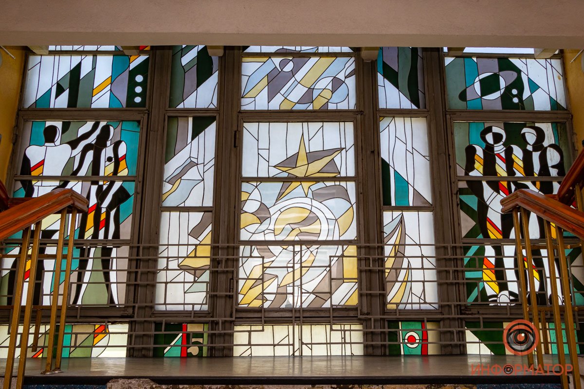 Стиль витражей погружает смотрящего во времена СССР Стиль витражей погружает смотрящего во времена СССР