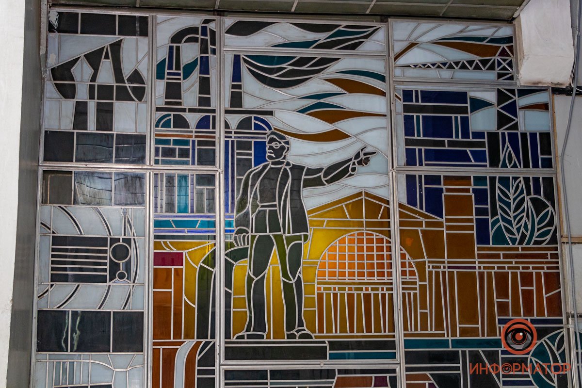 На фрагменте изображен памятник Петровскому и заводы На фрагменте изображен памятник Петровскому и заводы