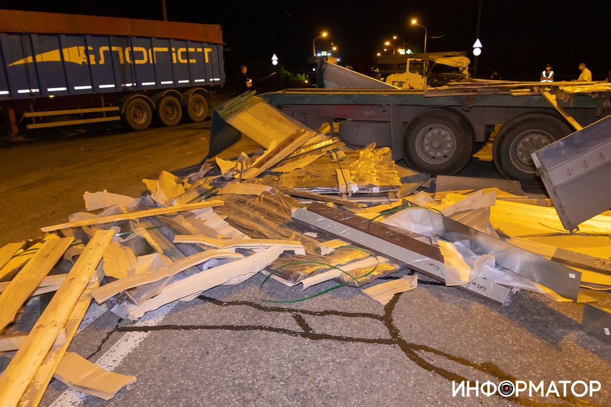 Из-за аварии проезд по трассе полностью перекрыт Из-за аварии проезд по трассе полностью перекрыт