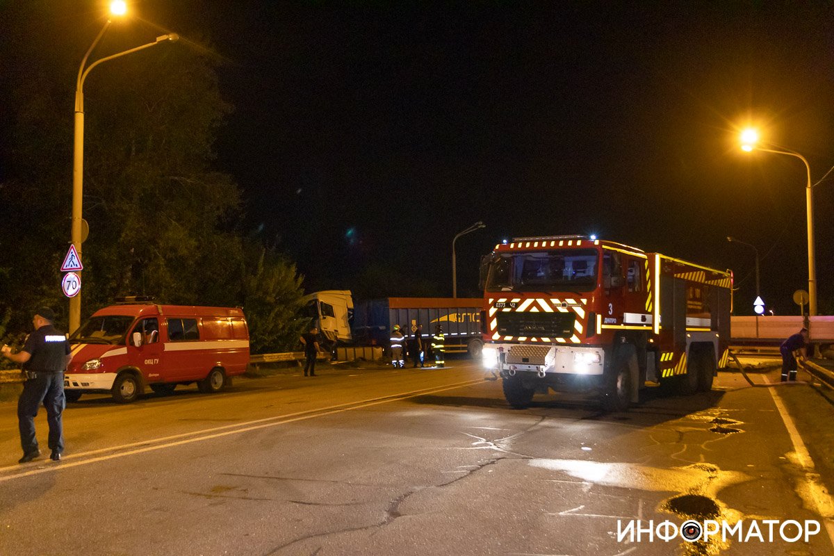 На место аварии приехали 4 машины ГСЧС На место аварии приехали 4 машины ГСЧС