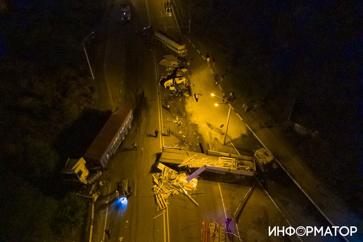 Сотрудники ГСЧС мыли дорогу от машинного масла Сотрудники ГСЧС мыли дорогу от машинного масла