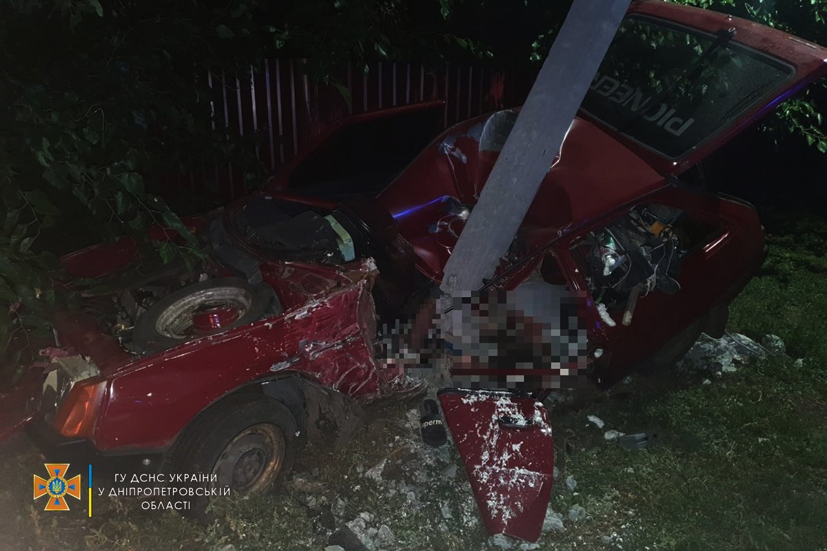 Смертельное ДТП в Днепропетровской области: водитель ЗАЗ врезался в электроопору 1