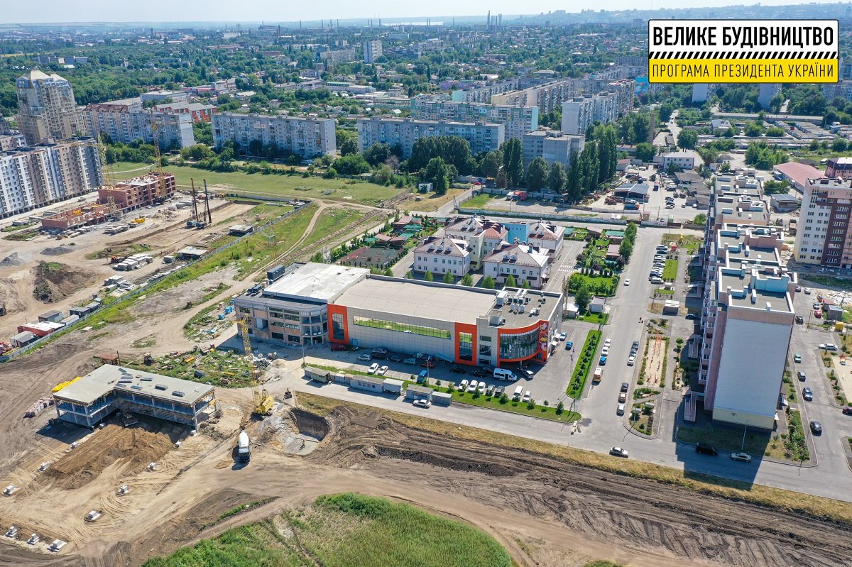 С большими витражами, залом сухого плавания и теплым полом: в Слобожанском возводят бассейн для взрослых и детей 5
