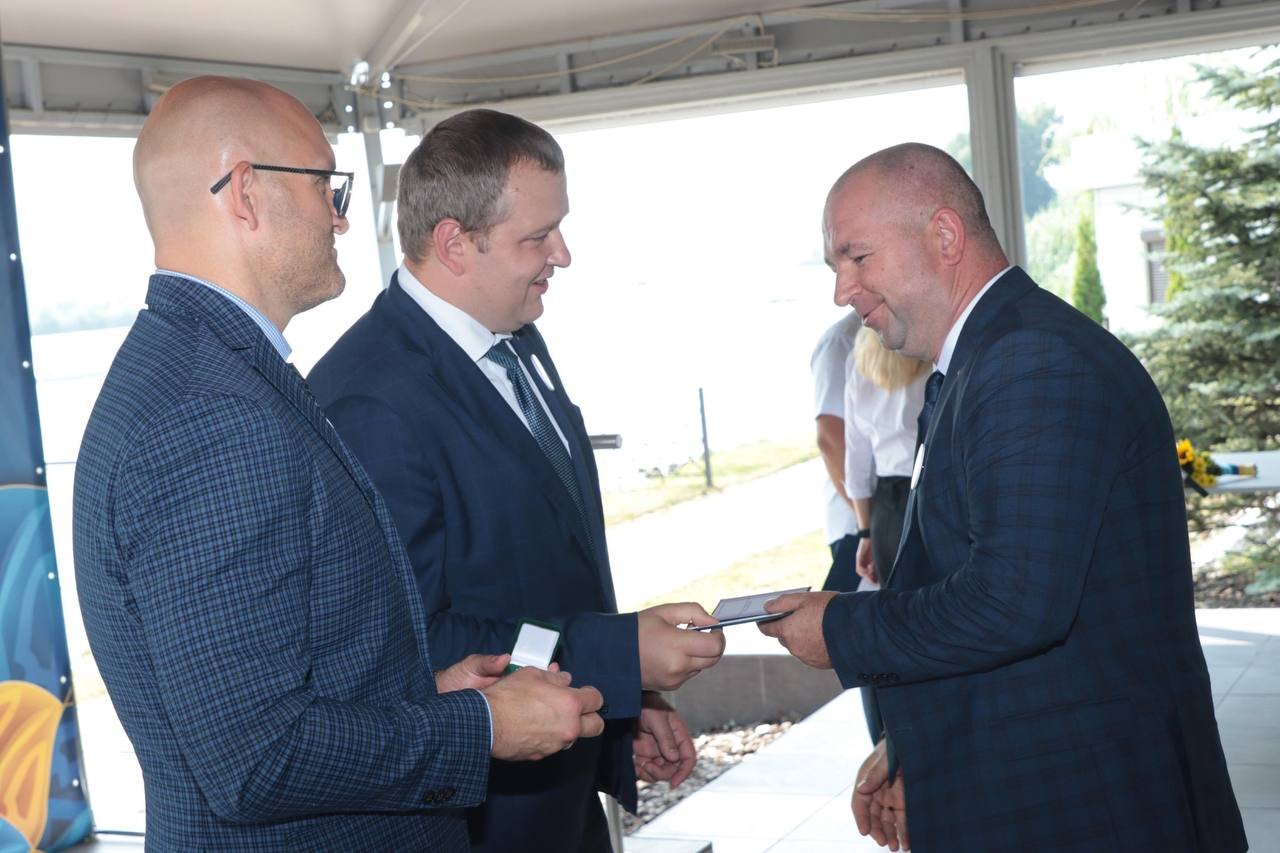 В Дніпрі перед Днем незалежності нагородили жителів, які зробили важливий внесок в розвиток Дніпропетровської області 2