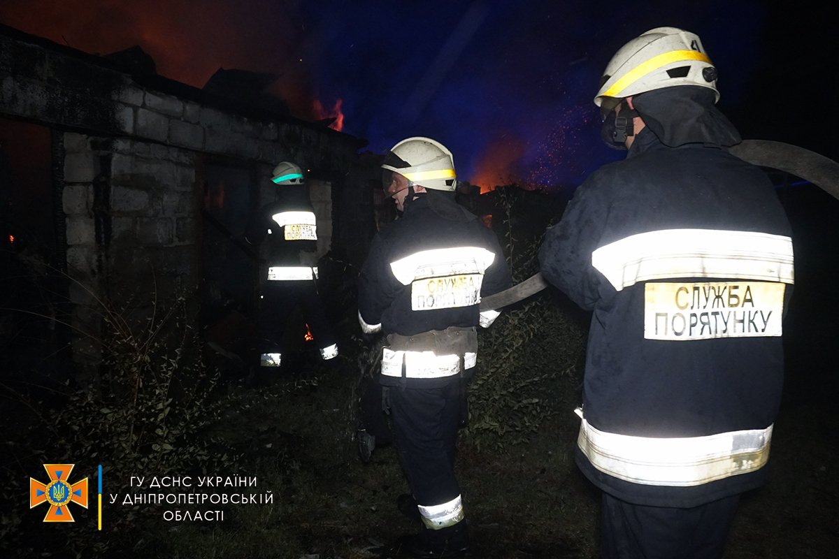 В Днепре на Береговой горели сараи