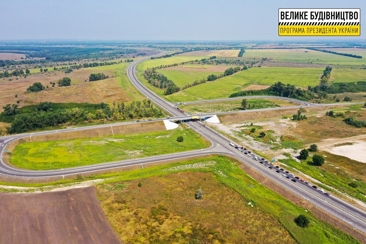 Качество проверено: на Днепропетровщине по построенному участку решетиловской трассы промчались 5 гоночных авто 1