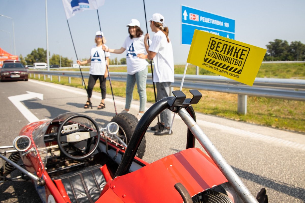 Качество проверено: на Днепропетровщине по построенному участку решетиловской трассы промчались 5 гоночных авто 2