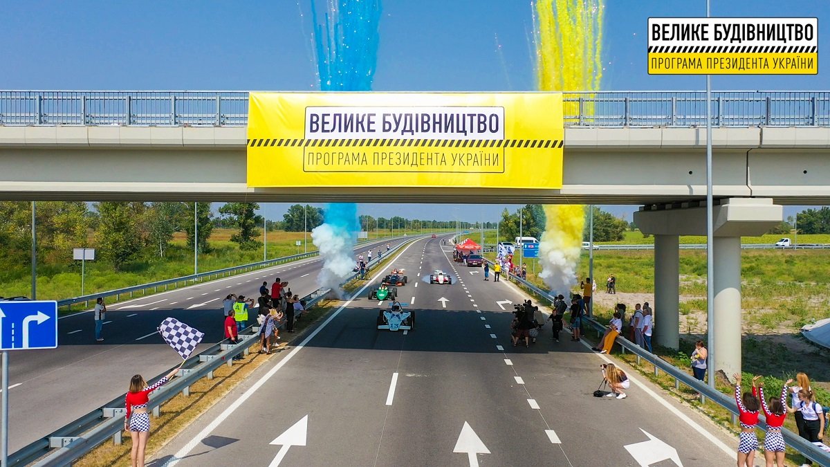 Качество проверено: на Днепропетровщине по построенному участку решетиловской трассы промчались 5 гоночных авто 3